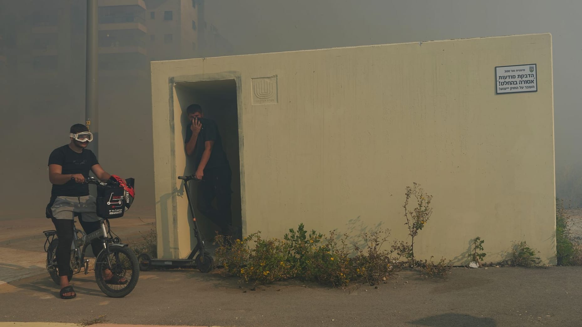 Israelis stehen am Eingang zu einem Luftschutzkeller: Nach dem Tod eines palästinensischen Häftlings wurden Raketen aus Gaza auf Israel abgeschossen.