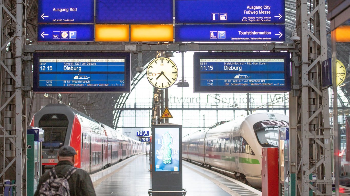 Stehende Züge im Hauptbahnhof Frankfurt: Wegen eines Polizeieinsatzes wurden Züge am Weiterfahren gehindert.