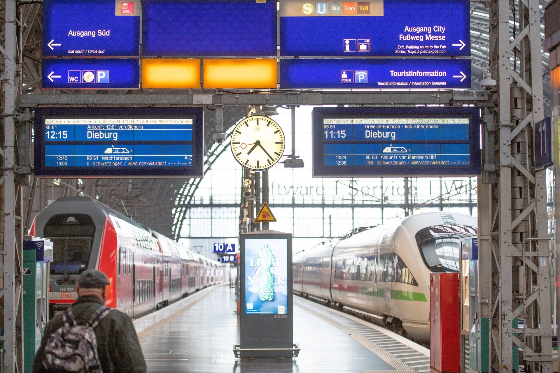 Stehende Züge im Hauptbahnhof Frankfurt: Wegen eines Polizeieinsatzes wurden Züge am Weiterfahren gehindert.