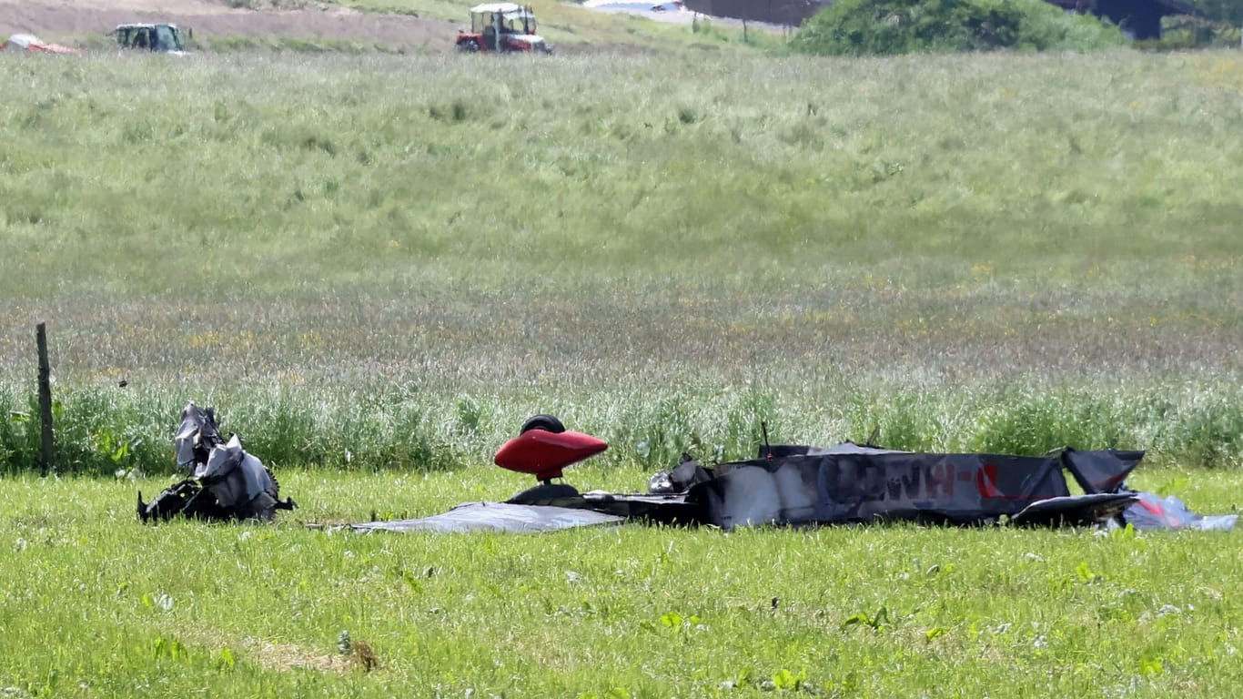 Die Trümmer eines Kleinflugzeugs liegen auf dem Parkplatz einer Rodelbahn in Österreich: Beim Absturz eines in Bayern gestarteten Kleinflugzeugs sind die Insassen ums Leben gekommen.
