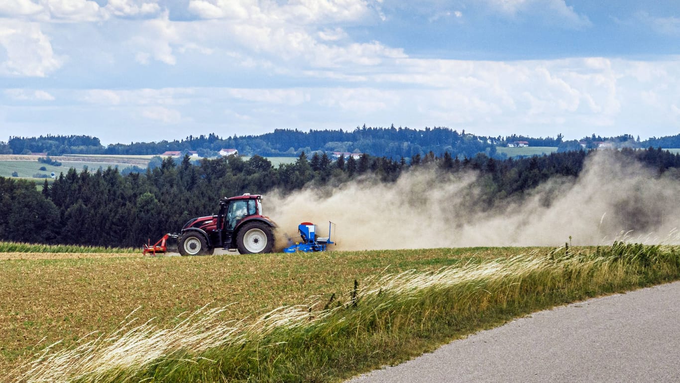 Traktor auf staubtrockendem Feld (Archivbild): Um die Landwirtschaft sieht es aktuell besser aus als noch im letzten Jahr.