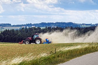 Traktor auf staubtrockendem Feld (Archivbild): Um die Landwirtschaft sieht es aktuell besser aus als noch im letzten Jahr.