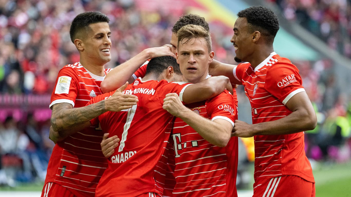 Joshua Kimmich (2.v.r.) und Co.: Die Spieler des FC Bayern feiern einen 6:0-Sieg gegen den FC Schalke.
