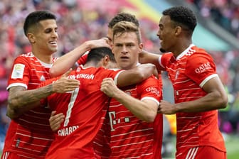 Joshua Kimmich (2.v.r.) und Co.: Die Spieler des FC Bayern feiern einen 6:0-Sieg gegen den FC Schalke.