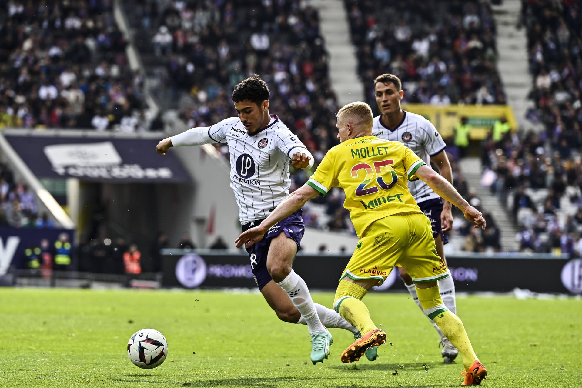 Toulouse gegen Nantes: Nicht alle Spieler fanden den Regenbogen-Schriftzug gut, das sorgt für Ärger.