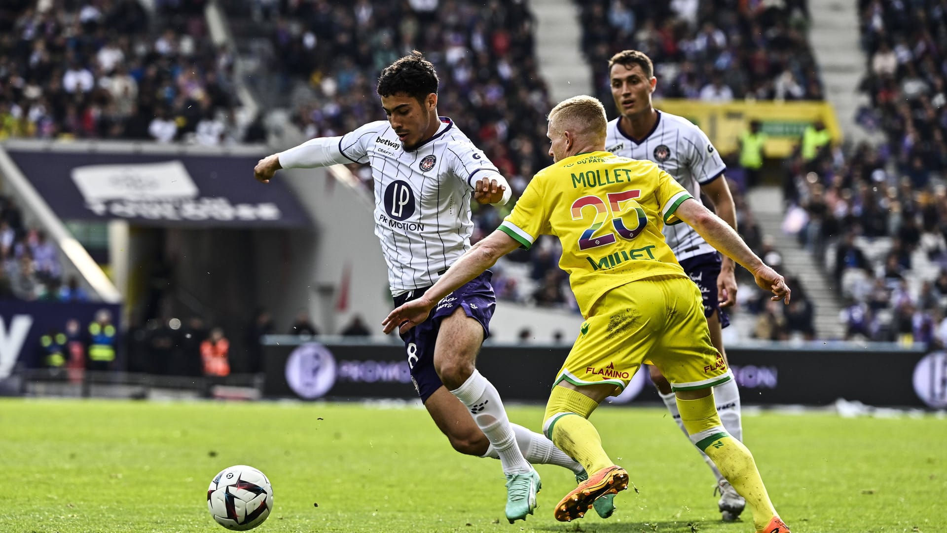 Toulouse gegen Nantes: Nicht alle Spieler fanden den Regenbogen-Schriftzug gut, das sorgt für Ärger.