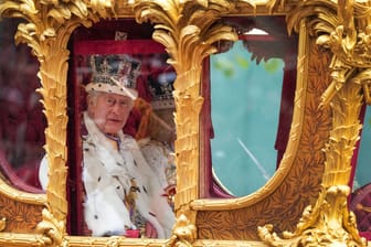 Der König grummelte: King Charles III. war wohl mit dem Ablauf der Krönung unzufrieden.