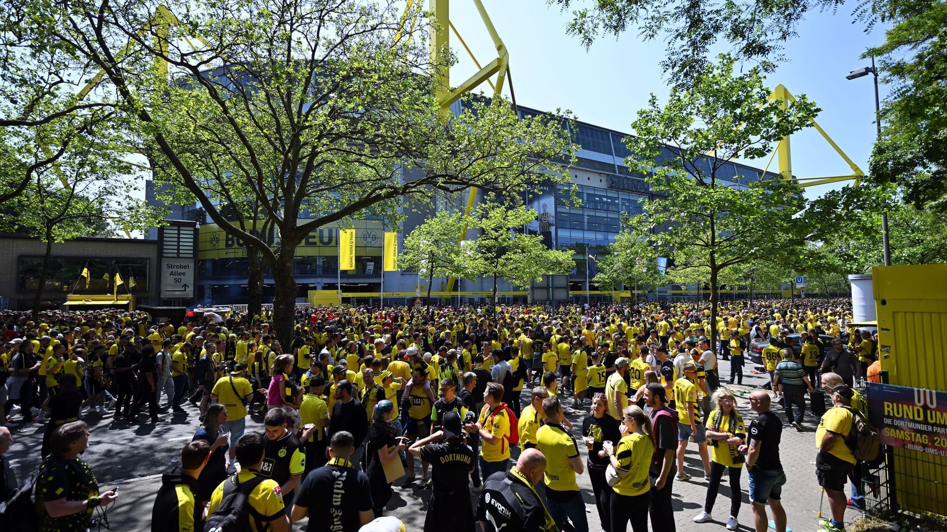 Signal Iduna Park: Fans von Dortmund strömen zum Stadion.