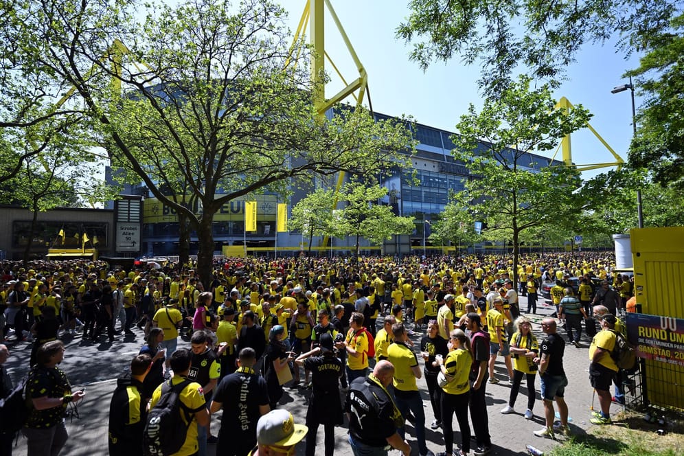 Signal Iduna Park: Fans von Dortmund strömen zum Stadion.