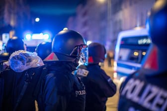 Polizeieinsatz in Berlin (Symbolfoto): Im Zentrum der Ermittlungen nach Schüssen auf einen Türsteher steht ein junger Mann.