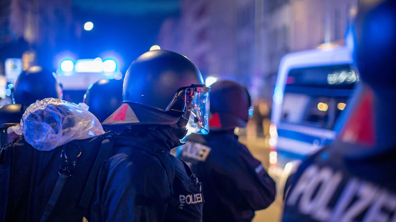 Polizeieinsatz in Berlin (Symbolfoto): Im Zentrum der Ermittlungen nach Schüssen auf einen Türsteher steht ein junger Mann.