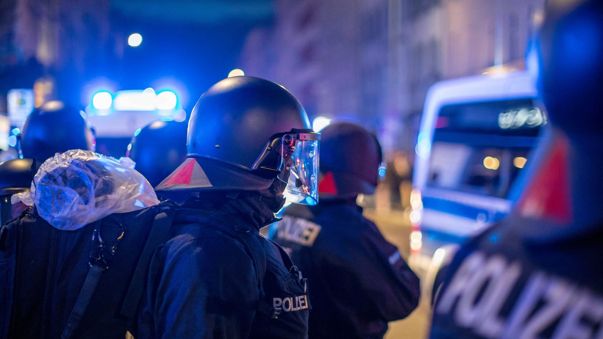Polizeieinsatz in Berlin (Symbolfoto): Im Zentrum der Ermittlungen nach Schüssen auf einen Türsteher steht ein junger Mann. Polizeieinsatz in Berlin (Symbolfoto): Im Zentrum der Ermittlungen nach Schüssen auf einen Türsteher steht ein junger Mann.