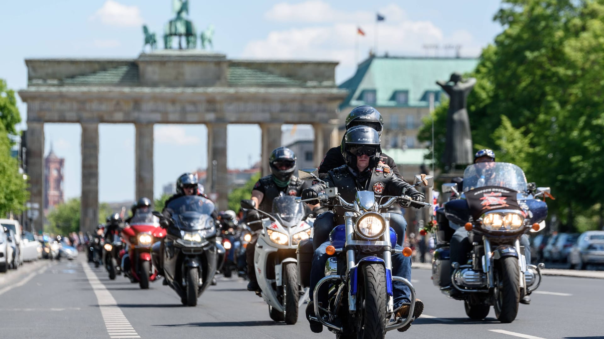 Freunde Putins: Der ultranationalistische Rockerklub "Nachtwölfe" am Brandenburger Tor (Archivbild).