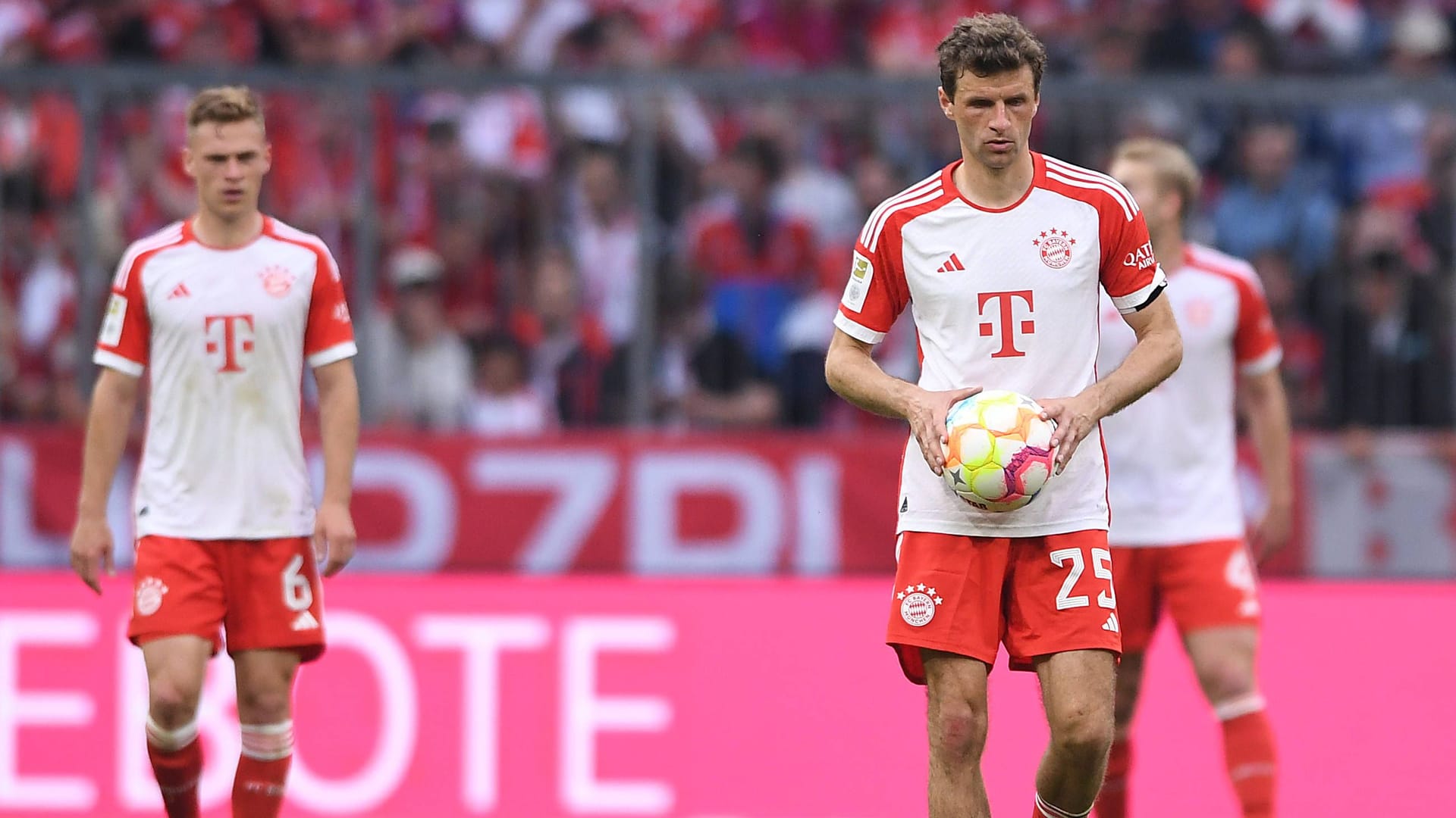 Joshua Kimmich (l.) und Thomas Müller bitter enttäuscht: Die Bayern haben die Meisterschaft nicht mehr in der eigenen Hand.