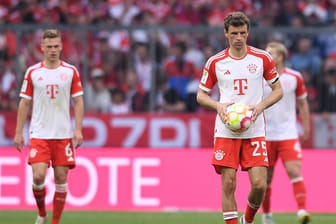 Joshua Kimmich (l.) und Thomas Müller bitter enttäuscht: Die Bayern haben die Meisterschaft nicht mehr in der eigenen Hand.