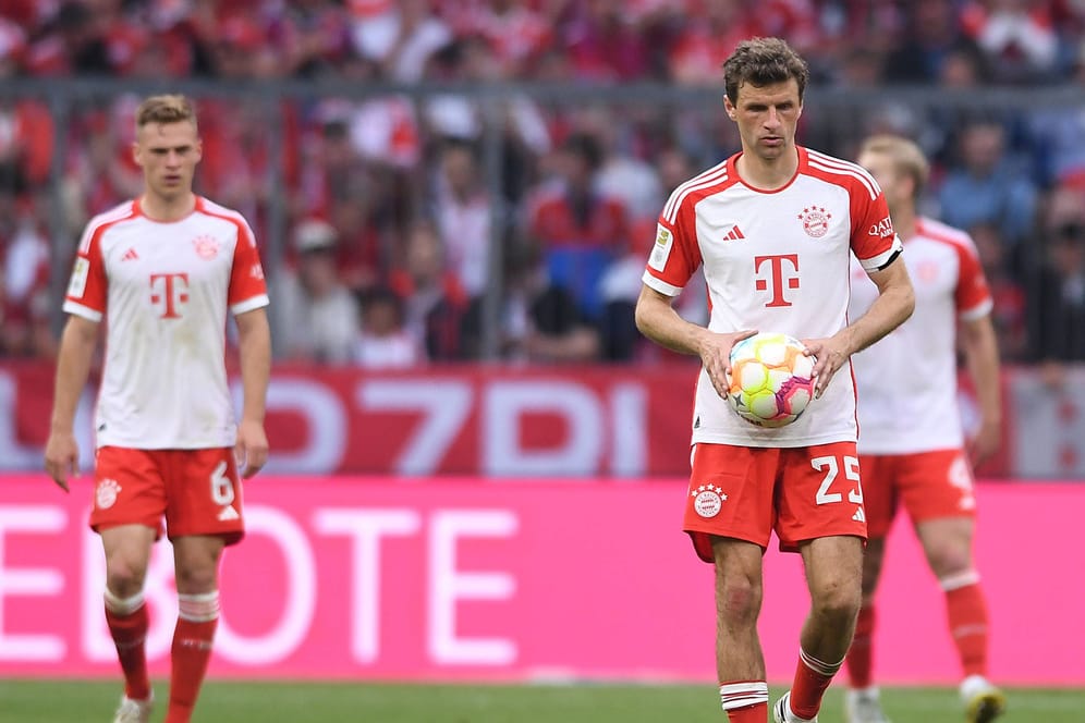 Joshua Kimmich (l.) und Thomas Müller bitter enttäuscht: Die Bayern haben die Meisterschaft nicht mehr in der eigenen Hand.