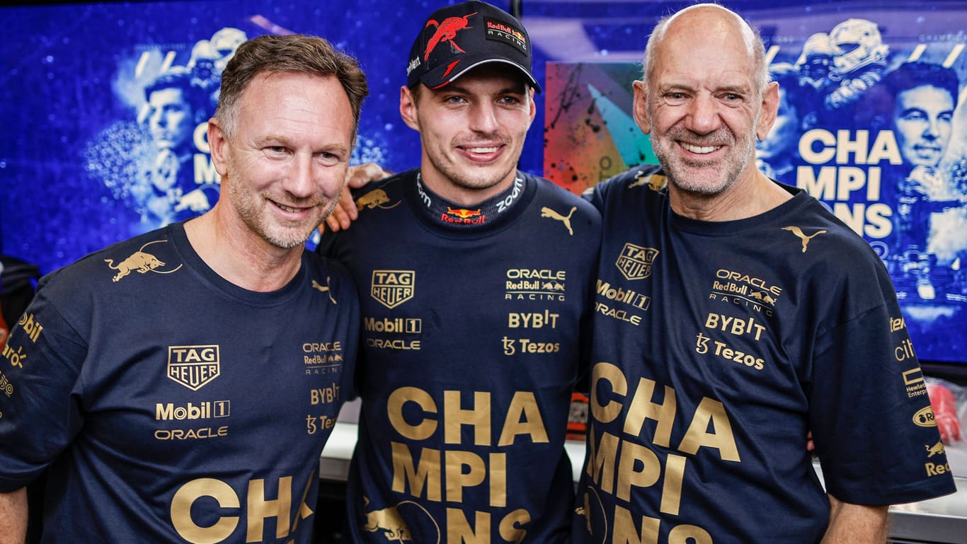 Adrian Newey (r.) mit Teamchef Christian Horner (l.) und Weltmeister Max Verstappen: Das Design-Genie wird offenbar weiter für Red Bull arbeiten.