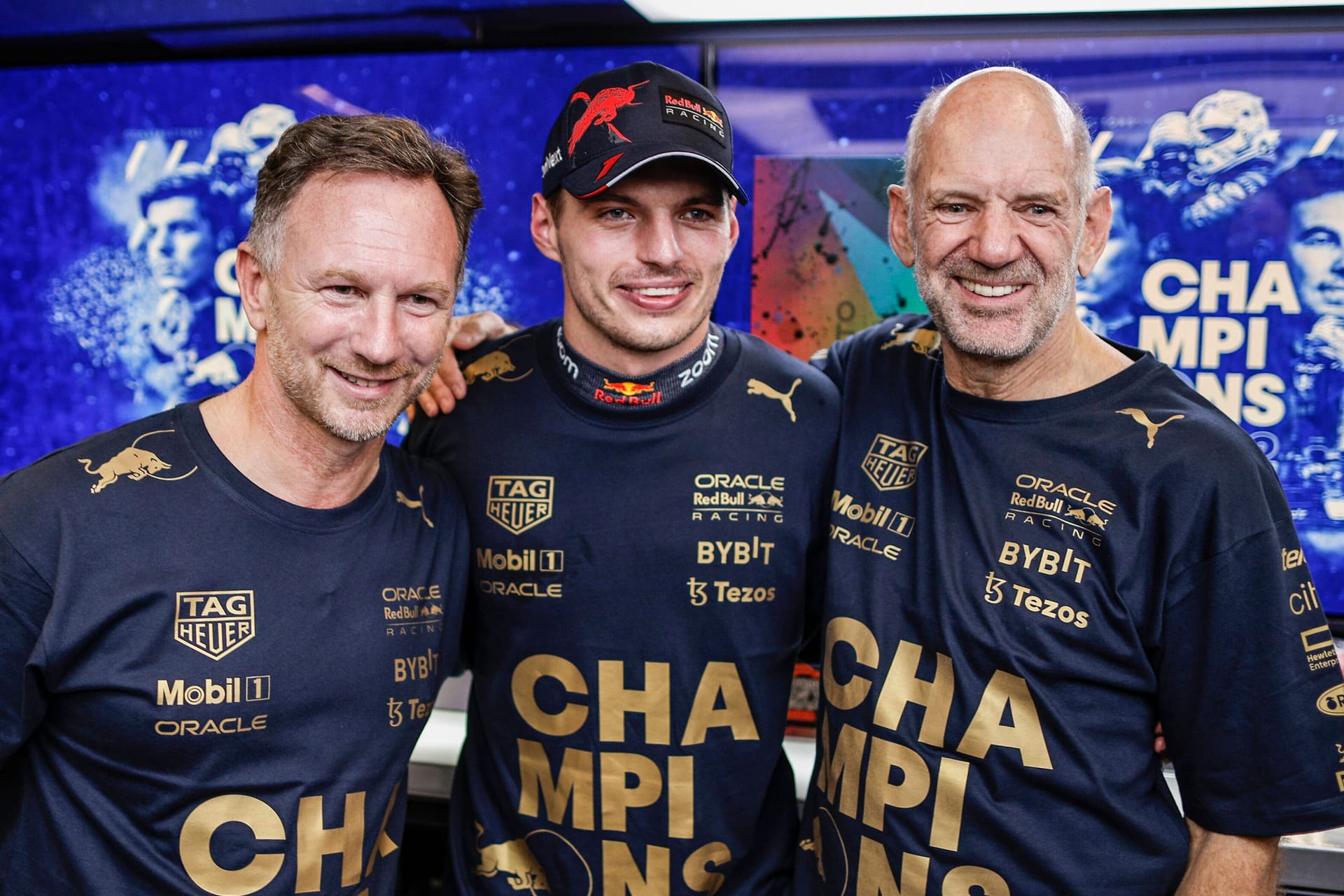 Adrian Newey (r.) mit Teamchef Christian Horner (l.) und Weltmeister Max Verstappen: Das Design-Genie wird offenbar weiter für Red Bull arbeiten.