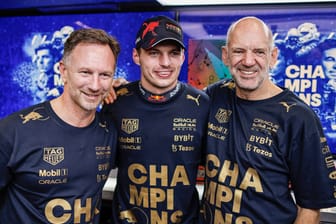 Adrian Newey (r.) mit Teamchef Christian Horner (l.) und Weltmeister Max Verstappen: Das Design-Genie wird offenbar weiter für Red Bull arbeiten.
