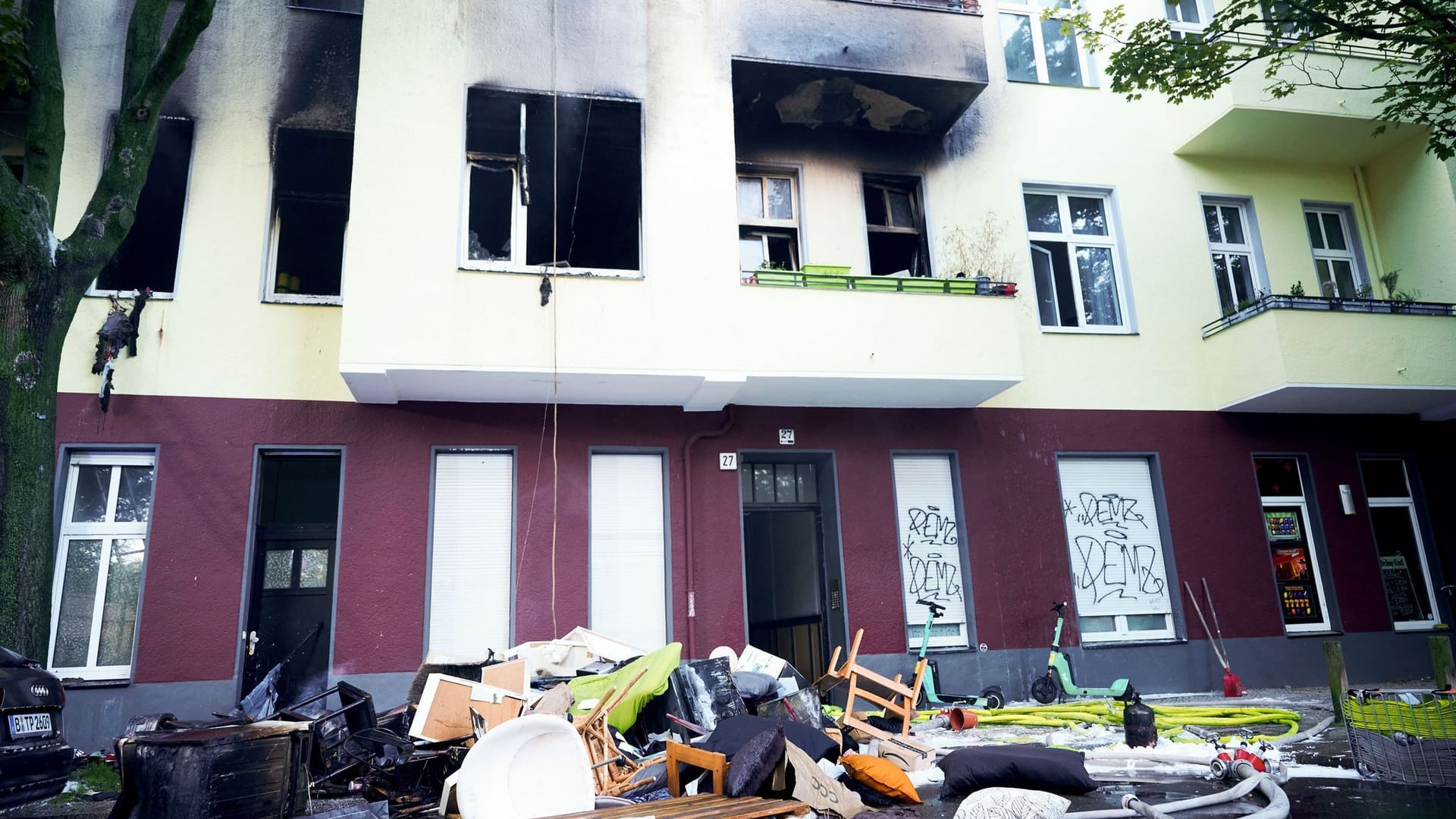 Verbranntes Mobiliar unterhalb der ausgebrannten Wohnung in Wilmersdorf. Verbranntes Mobiliar unterhalb der ausgebrannten Wohnung in Wilmersdorf.