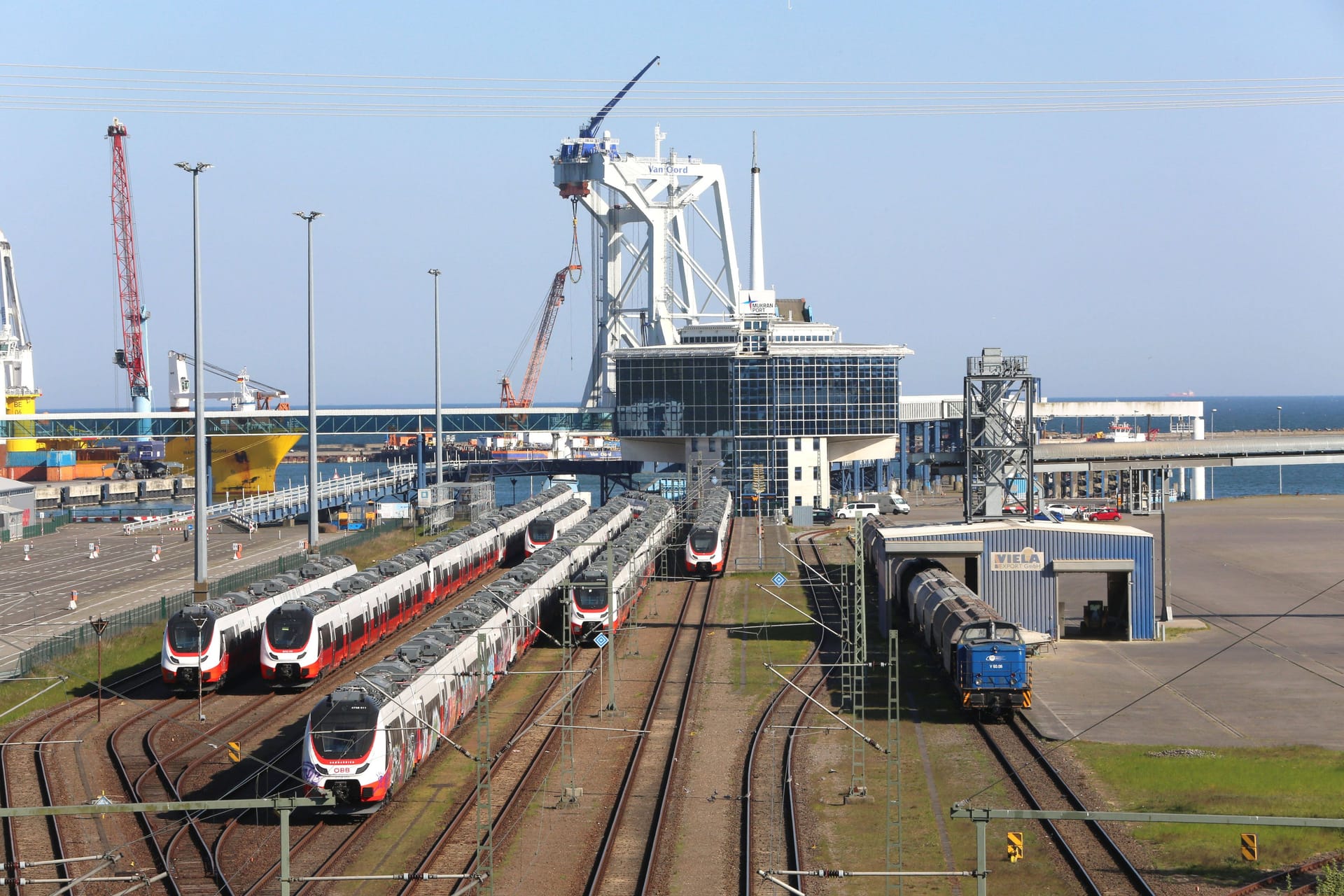 Der Fährhafen in Mukran: Dieser Hafen soll künftig als LNG-Standort etabliert werden. Der Fährhafen in Mukran: Dieser Hafen soll künftig als LNG-Standort etabliert werden.