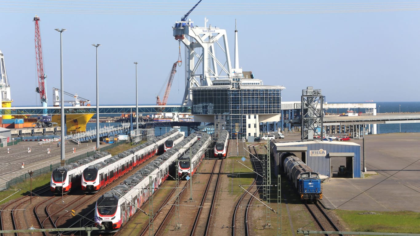 Der Fährhafen in Mukran: Dieser Hafen soll künftig als LNG-Standort etabliert werden.