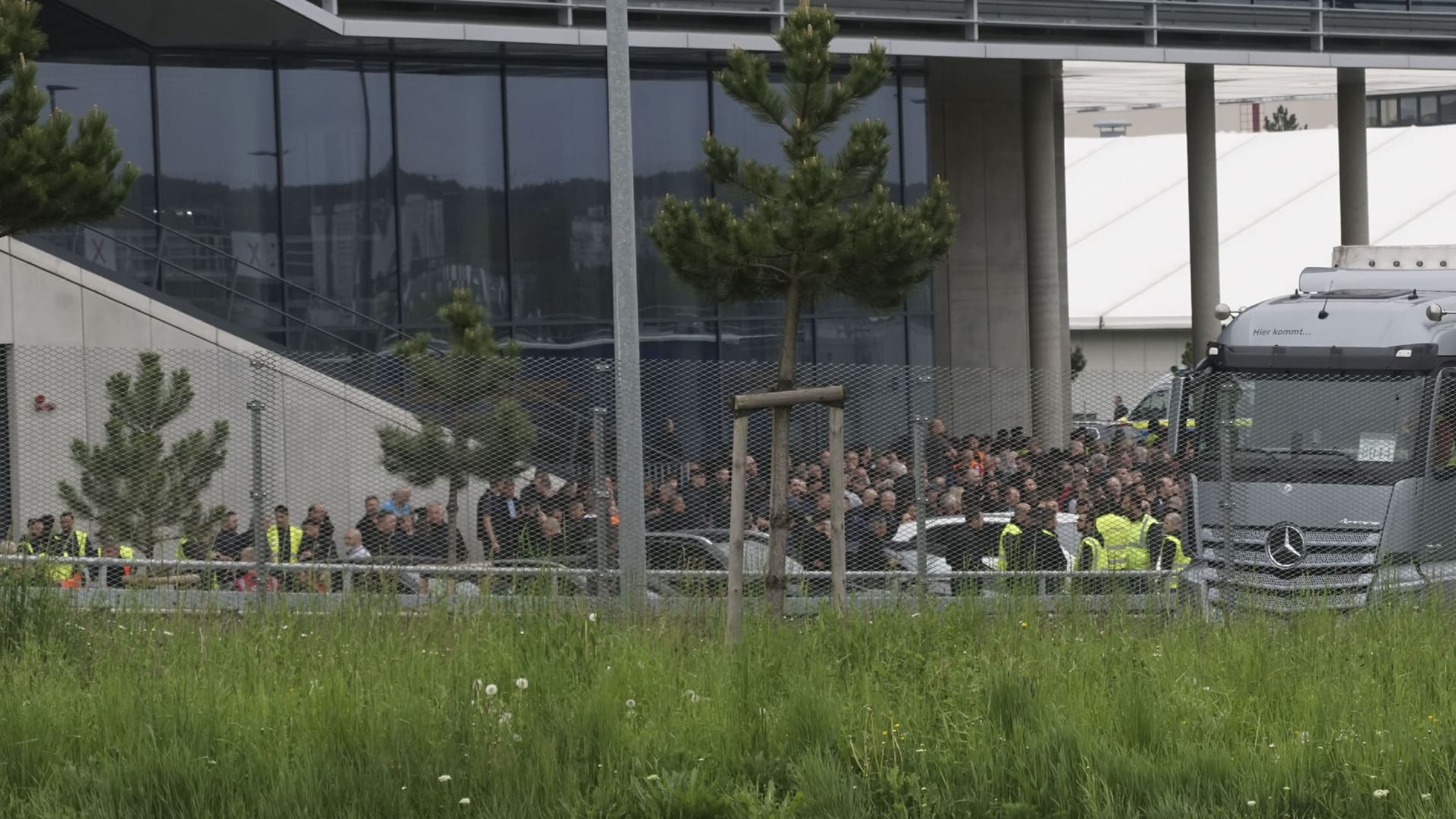 Hunderte Mitarbeiter warten vor der Werkshalle: Laut Medienberichten fielen die Schüsse in "Factory 56".