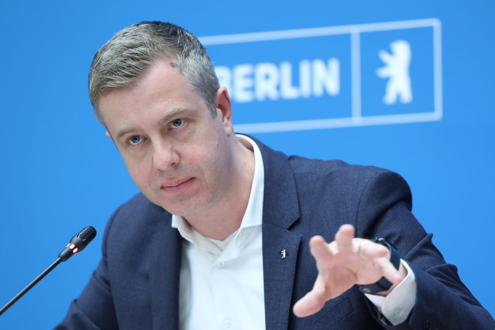 Stefan Evers (CDU), Finanzsenator, spricht auf einer Pressekonferenz nach der Sitzung des Berliner Senats.