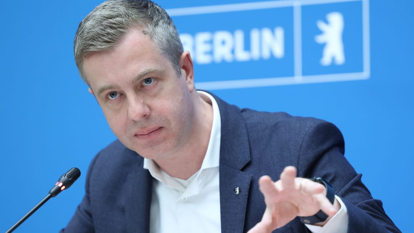 Stefan Evers (CDU), Finanzsenator, spricht auf einer Pressekonferenz nach der Sitzung des Berliner Senats.