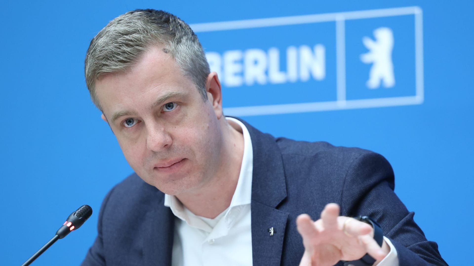 Stefan Evers (CDU), Finanzsenator, spricht auf einer Pressekonferenz nach der Sitzung des Berliner Senats.