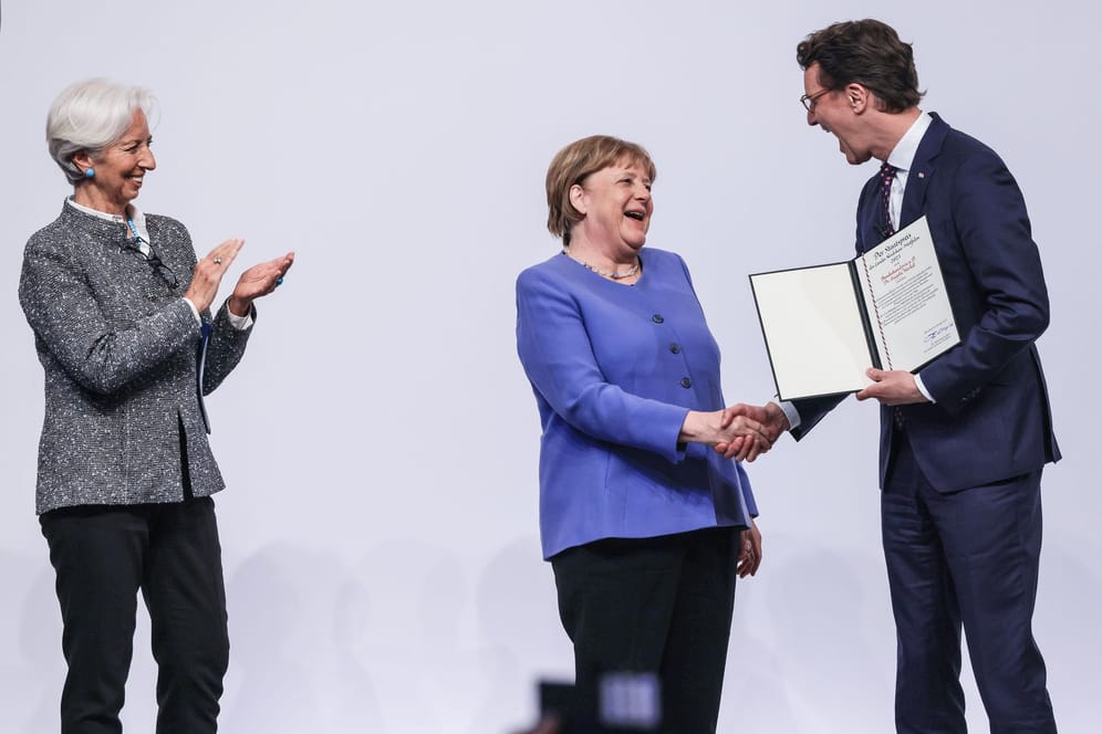 Die frühere Kanzlerin Angela Merkel (CDU) nimmt von Hendrik Wüst, NRW-Ministerpräsident, den Staatspreis des Landes, entgegen.