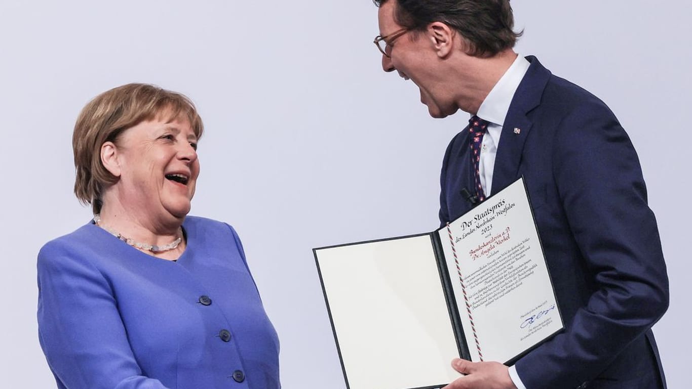 Die frühere Kanzlerin Angela Merkel (CDU) nimmt von Hendrik Wüst, NRW-Ministerpräsident, den Staatspreis des Landes, entgegen.