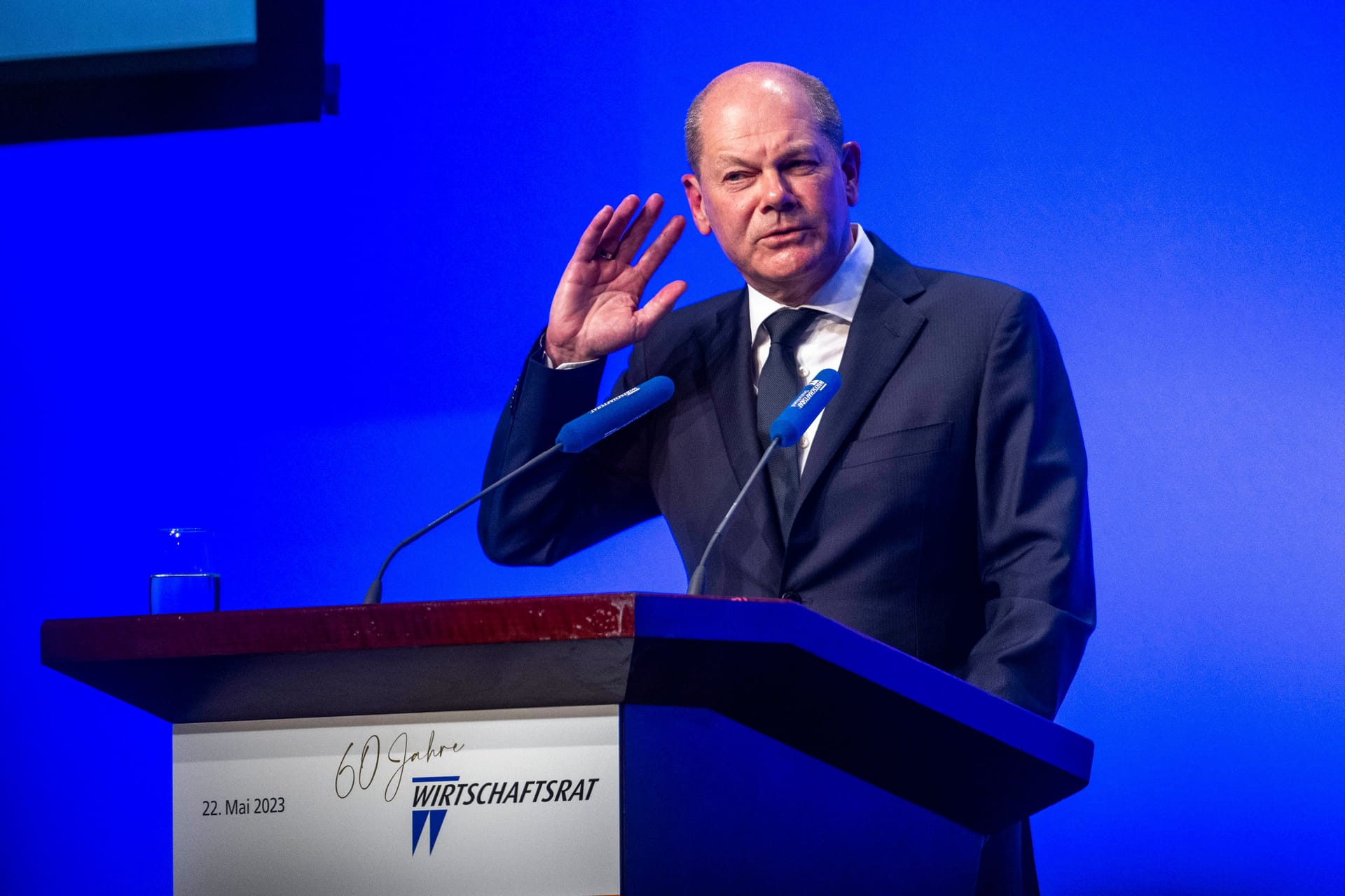 Bundeskanzler Olaf Scholz hält seine Rede beim Wirtschaftstag vom Wirtschaftsrat der CDU in Berlin.