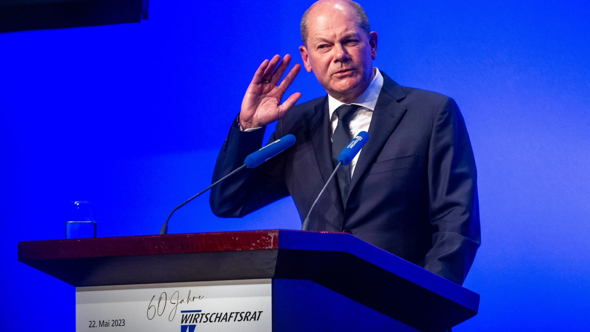 Bundeskanzler Olaf Scholz hält seine Rede beim Wirtschaftstag vom Wirtschaftsrat der CDU in Berlin.