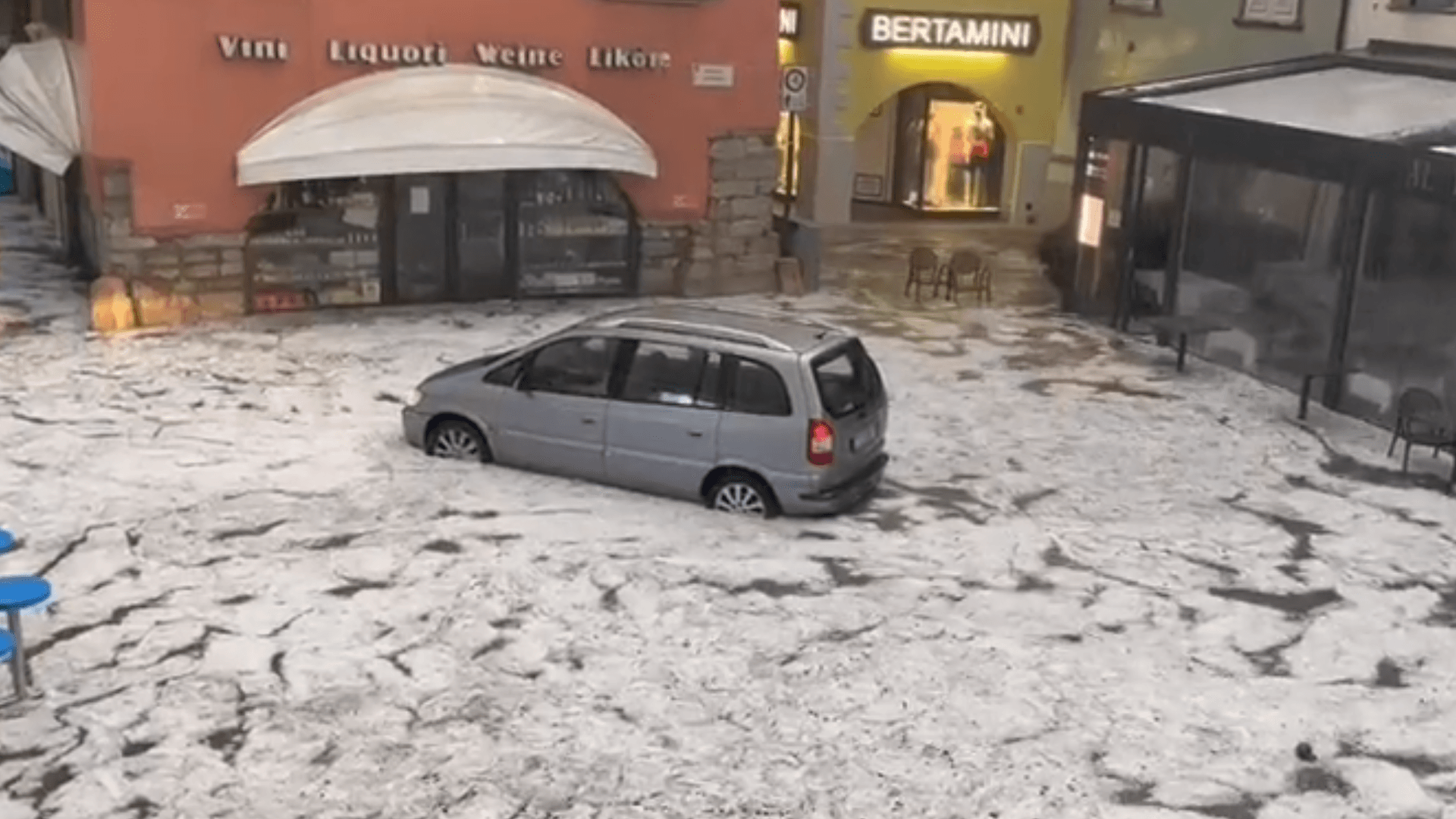 Dicke Hagelkörner und Überschwemmungen in Torbole: Der Touristenort steht unter Wasser.