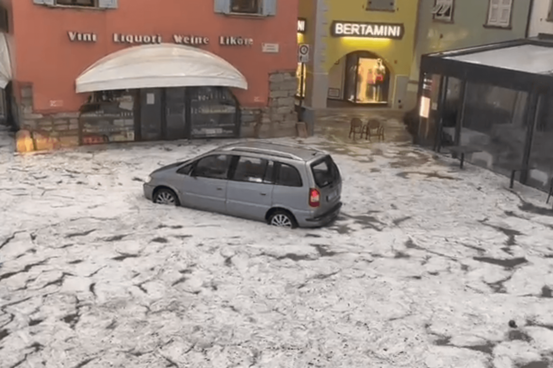 Dicke Hagelkörner und Überschwemmungen in Torbole: Der Touristenort steht unter Wasser.