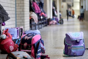 Schultaschen in der Grundschule (Symbolbild): Jedes vierte Kind kann nach der Grundschule nicht richtig lesen. Schultaschen in der Grundschule (Symbolbild): Jedes vierte Kind kann nach der Grundschule nicht richtig lesen.