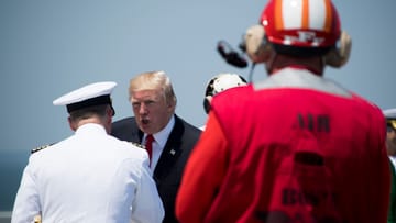 Poi il presidente degli Stati Uniti Donald Trump alla cerimonia di denominazione della nave nel 2017 presso il cantiere navale di Norfolk, in Virginia.