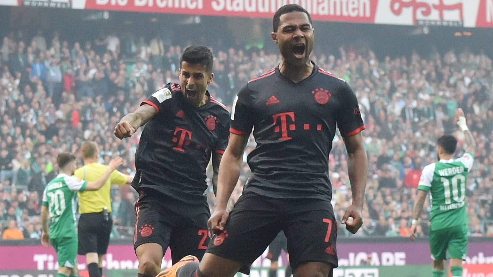 Befreiender Jubel: Bayern-Torschütze Gnabry (r.) und Teamkollege Cancelo im Spiel bei Werder Bremen. Befreiender Jubel: Bayern-Torschütze Gnabry (r.) und Teamkollege Cancelo im Spiel bei Werder Bremen.