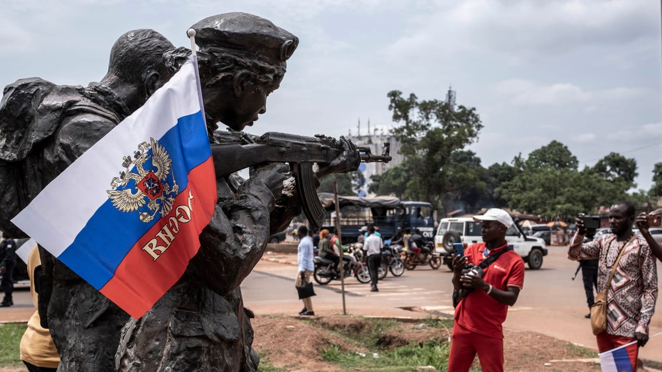 Bangui, Zentralafrika: Wagner-Denkmal mit russischer Flagge an einem prominenten Platz mitten in der Hauptstadt.