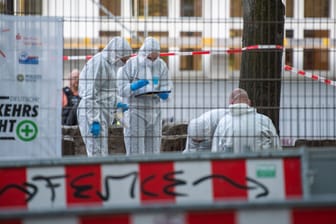 Mitarbeiter der Kriminaltechnik stehen in der Nähe der Schule in Neukölln: Der Senat spricht von einem "absoluten Einzelfall".