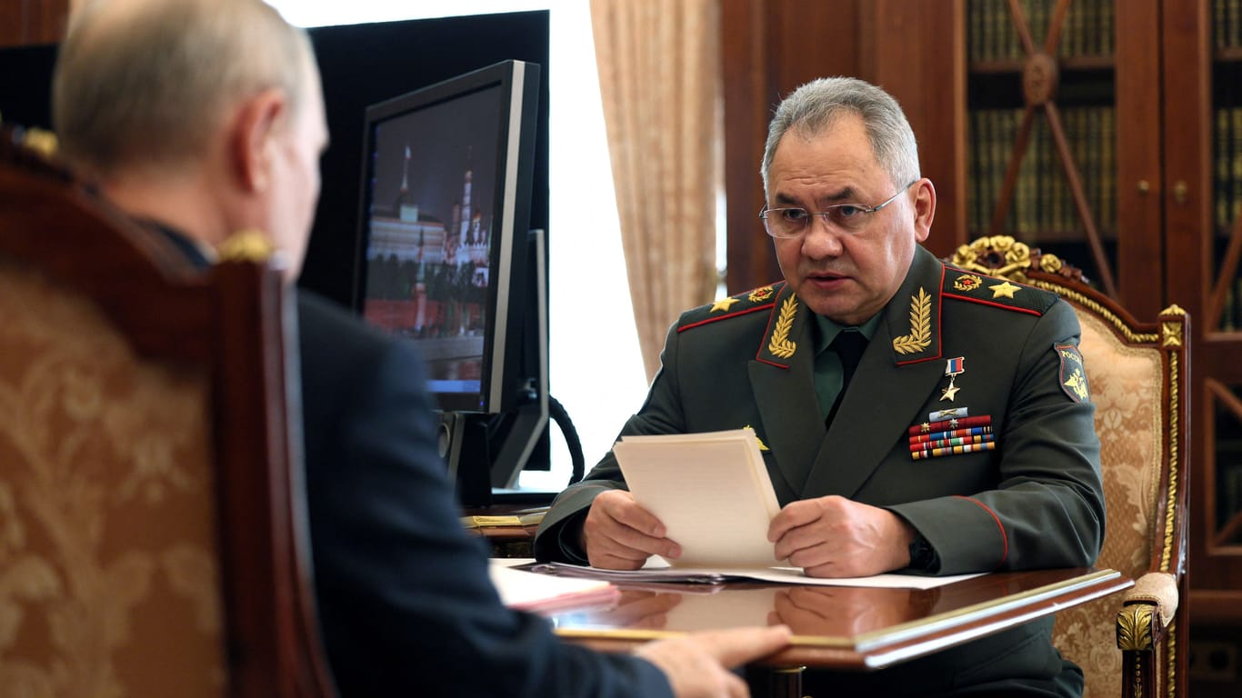 Beim Rapport: Russlands Verteidigungsminister Sergei Schoigu (r.) im Gespräch mit Diktator Putin.