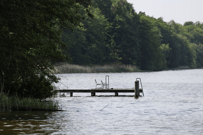 Badestelle am großen Wentowsee: Die Polizei setzt bei der Suche Spürhunde und Taucher ein.