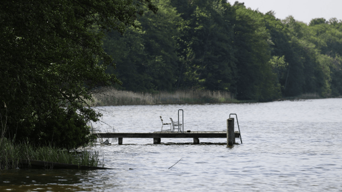 Badestelle am großen Wentowsee: Die Polizei setzt bei der Suche Spürhunde und Taucher ein.