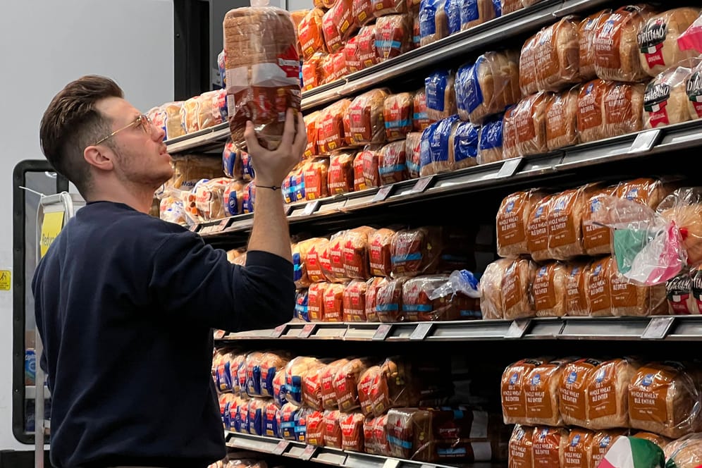 Preischeck im Supermarkt: Künftig könnten die Preise für Lebensmittel wieder sinken.