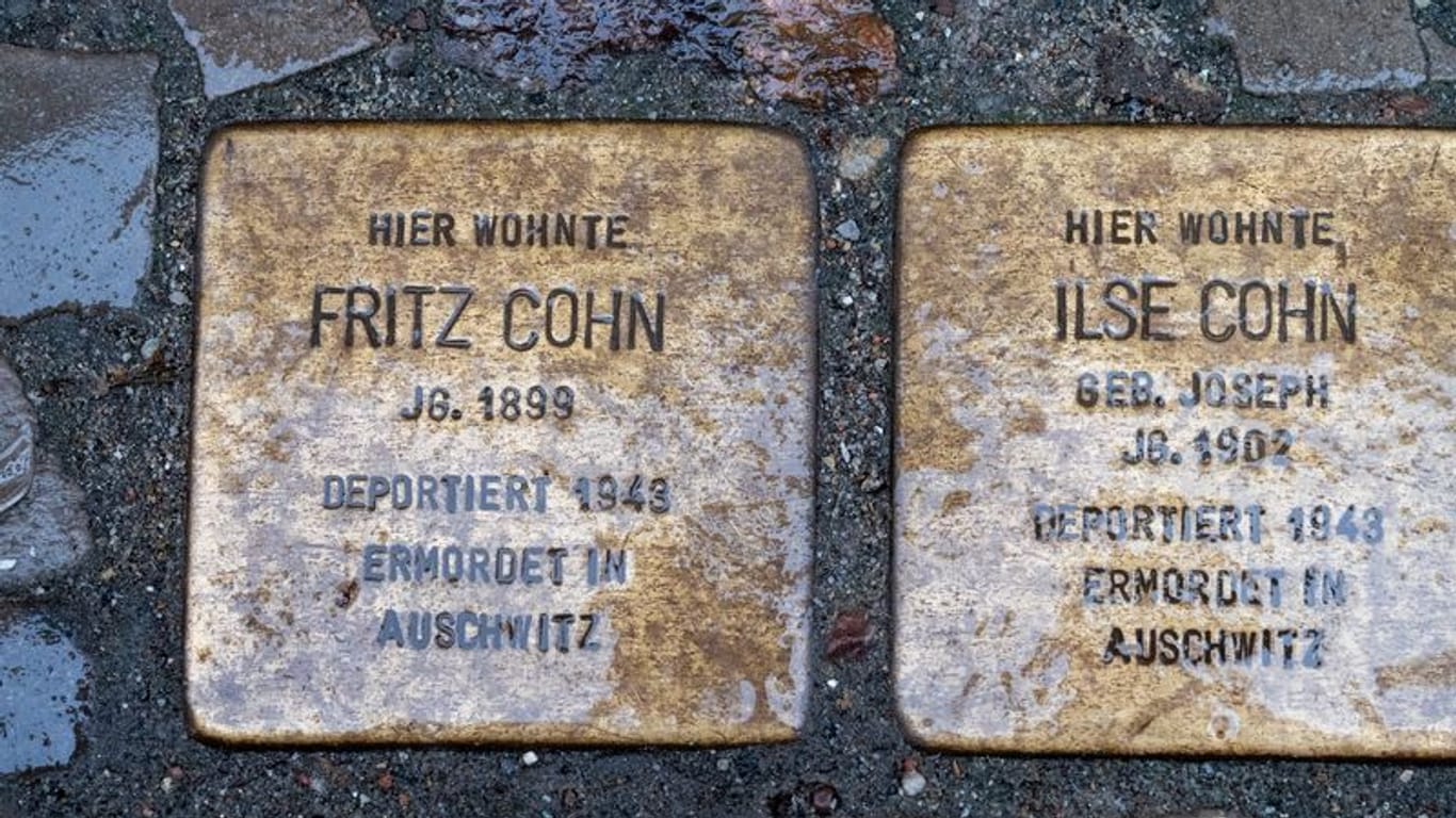 Stolpersteine im Pflaster (Symbolbild): In Nürnberg wurde der 100.000. Stolperstein verlegt.