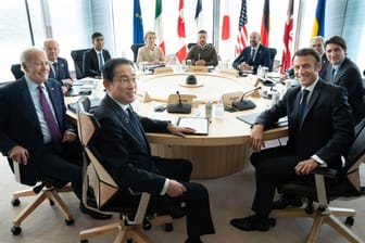 Die Vertreter der G7-Staaten in Hiroshima, Japan: u.a. mit US-Präsident Joe Biden (l.), Bundeskanzler Olaf Scholz (2. v.l.) und Japan's Premierminister Fumio Kishida (vorne links)