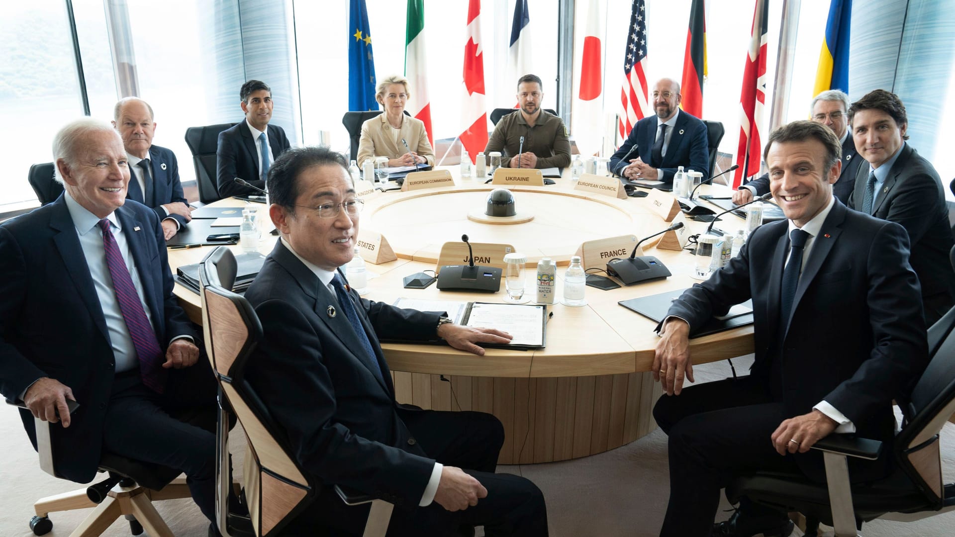 Die Vertreter der G7-Staaten in Hiroshima, Japan: u.a. mit US-Präsident Joe Biden (l.), Bundeskanzler Olaf Scholz (2. v.l.) und Japan's Premierminister Fumio Kishida (vorne links)