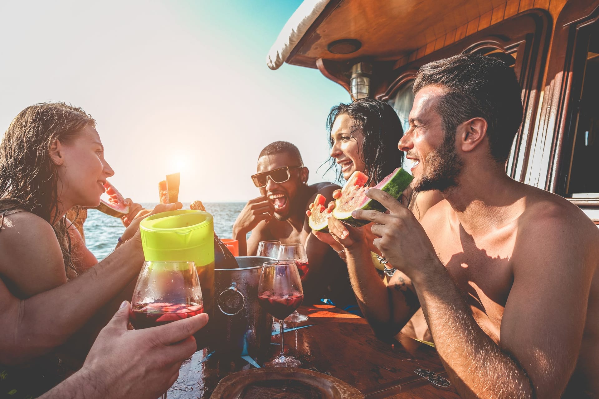 Im Urlaub schmecken frisches Obst und eisgekühlte Drinks besonders gut. Viele unterschätzen dabei die Gefahr einer Hepatitis-A-Infektion.