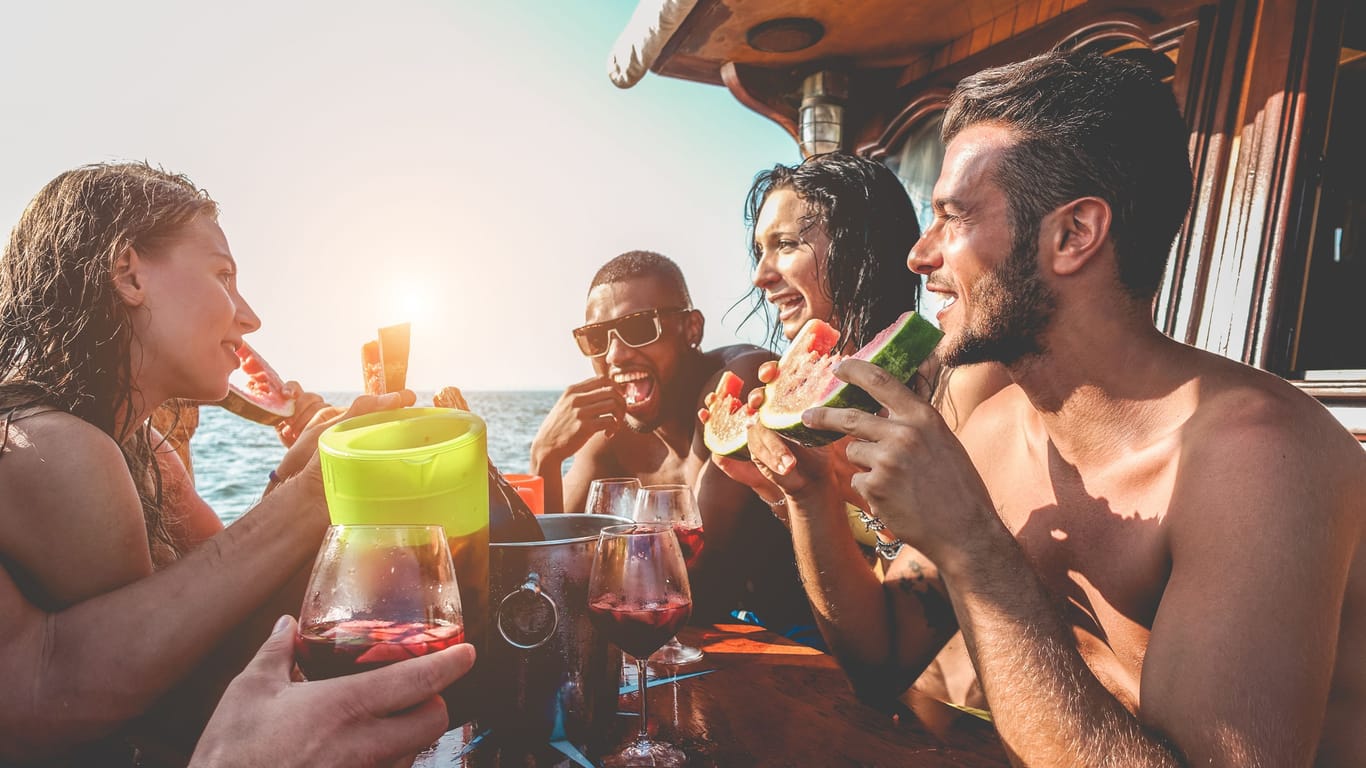 Im Urlaub schmecken frisches Obst und eisgekühlte Drinks besonders gut. Viele unterschätzen dabei die Gefahr einer Hepatitis-A-Infektion.